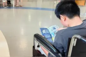 浙江一图书馆保安驱赶坐轮椅男孩，工作人员：涉事保安已被辞退图片