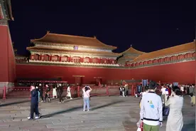 天安门分局民警全员在岗 双节期间护航游客平安图片