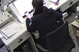 暖心！女警给来办证的孤儿买保暖衣物 | 男孩衣着单薄女警这个举动好暖图片