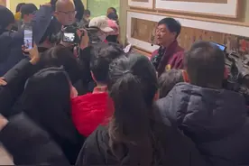内行看门道，《韩熙载夜宴图》连环画式的构图错落有致图片