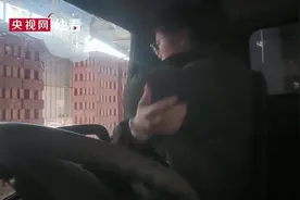 90后女生戴美甲开货车搬砖被质疑摆拍 当事人：搬砖和美甲不冲突图片