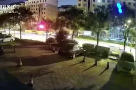 山东威海一商铺闪爆瞬间：凭空一声巨响灰尘骤起 一人受伤送医图片