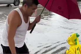 大雨导致路面积水，一家人自发疏通下水道，网友：爸爸是孩子的好榜样！ #沈阳 #我的城市下雨了 #善举图片