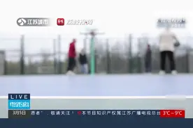 老太赛场内捡瓶子被撞索赔遭驳回 法院：其应预见潜在风险图片