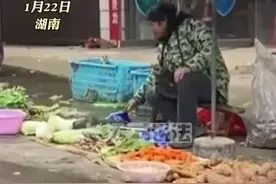 在外打工两年没回家，今年提前回家假扮客户给父亲惊喜，认出儿子的瞬间，父亲红了眼眶图片