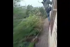 危险！男子爬上火车顶被高压电击中图片