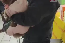 女子忽略门口提示强行带狗进超市 狗撒尿在商品上工作人员上前提醒 女子怒怼：我买了，你必须给我狗道歉！图片