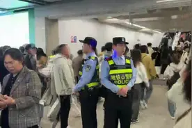 “五一”假期西安地铁日均客流量超400万 工作人员坚守岗位保障旅客顺畅出行图片