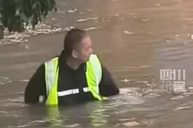 自贡暴雨，路面积水过腰，工作人员潜水清理下水道，交警解救被困车主图片