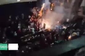 惊险！影迷在影院内燃放烟花，火花乱窜图片
