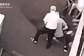 重庆一运砂车倾卸沙子时发生侧翻 一名路过行人被掩埋图片