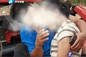 妻子双腿被卡收割机，丈夫全程紧抱妻子，大喊名字时刻让她保持清醒图片