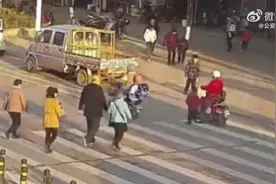 “粗心”妈妈骑车送上学 5岁男孩狂追百米没上车图片