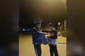 父亲下班后骑车50公里给女儿送红烧肉图片