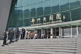 舞剧《红楼梦》来郑售票现场火爆，有观众带椅子凌晨排队抢票图片