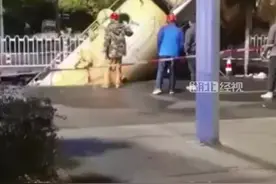 路面塌陷吸污车掉进去半截，城管：已打围处理中图片