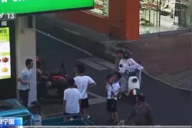 这群小学生走着走着 “捡”了一个小孩儿……图片