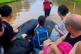 救援人员一人在滞水中拉一船人引争议。蓝天救援团队回应：就是让群众坐艇上，方便救援，为了安全图片