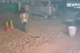 走路真的真的别看手机了[允悲]图片