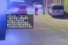 汽车撞到凸起的井盖 瞬间90度打横压倒旁边电瓶车 万幸电瓶车驾驶员未受伤图片