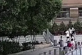 光脚追！警务人员狂奔抓嫌犯跑掉一只鞋图片