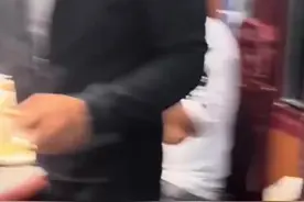 跟大人在饭店吃饭 社牛宝宝突然跑去隔壁包厢给陌生人敬酒图片