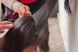 奶奶带孙女去卖头发，都快被剪光， 网友：孩子都用裙子偷偷抹眼泪了啊图片