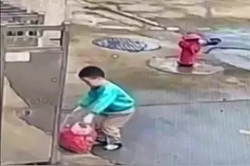 4岁小朋友偷偷送消防员一大包辣条，放下辣条后又忍不住回头拿走了一小包，小小的喜欢给自己 大大的爱全给你图片