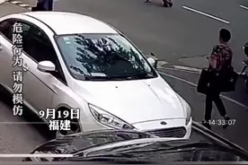 大姨不遵守交通规则执意横穿马路，下一秒...发生意外...后面两人本想跟随 瞬间退缩图片