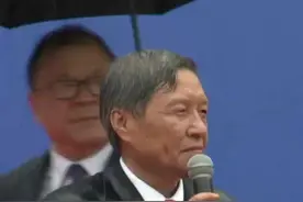 校长雨中致辞火了！他的历年演讲都离不开这4个字图片