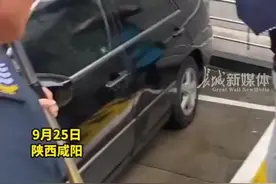 女子被住建局保安踩在脚下，警方深夜通报图片