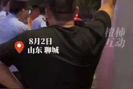 聊城通报“城管拔走小贩车钥匙被民警要回”：城管停职图片