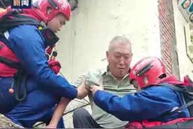 “踩他身上过去就行，没事的放心” 为这样的“蓝朋友”点赞！图片
