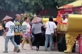 游客在莲花山景区游玩时发现，工作人员拿袋子将供果打包带走，景区：处理是为了防止下一个游客放不下图片