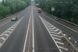 老人骑三轮车上高速 民警及时化解险情 | 安全生产月图片