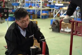 村村有好戏 | 乡村青年郑江山潜心研发蔬菜播种机，从模仿到拥有30多项专利图片