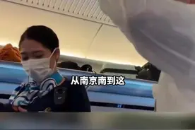 列车员提醒熊孩子无效，热心乘客出手！高铁上熊孩子吵闹飙脏话热心乘客怒斥图片