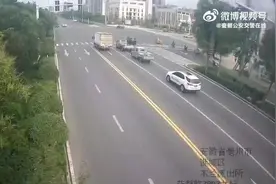 小车急速过弯冲进对向车道图片