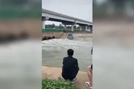 衡水一男子欲开车横渡河道，结果被湍急水流直接冲走图片