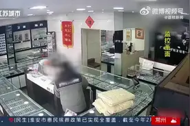 招摇撞骗！男子私改保安服冒充警察向商户借钱图片