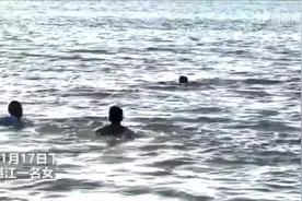 广东湛江一女孩海边落水，4名群众衣服都没脱跳海营救图片