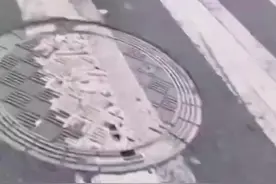 外卖员不满城管锁车，躺路中遭汽车碾压，目击者：司机很倒霉...图片