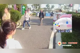 一天“捡”俩娃！警察叔叔有点忙图片