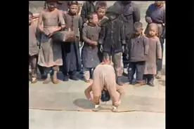 1905年晚清，天桥下耍杂技的8岁小女孩，真正的一字马，珍贵视频图片