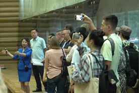 中外媒体齐聚郑州 外媒记者：第一次亲眼看到甲骨文，非常有意思图片