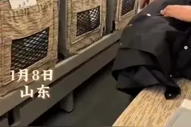 大叔一个人坐高铁有些手足无措 女孩看到后主动帮忙调节座椅 成功签署《陌生人爸妈出门互助条约》图片