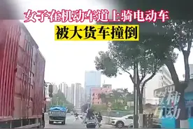 女子骑电动车在机动车道超车 被大货车变道撞倒碾压图片