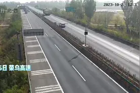 一司机误挂空档引发事故 路面监控还原真相图片