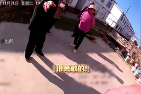 民警灭火后被围观大爷夸真勇敢图片
