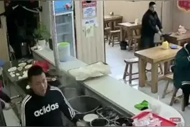 上学途中车链子掉了，女孩进店求助老板帮忙，老板立马放下工作帮女孩修车图片
